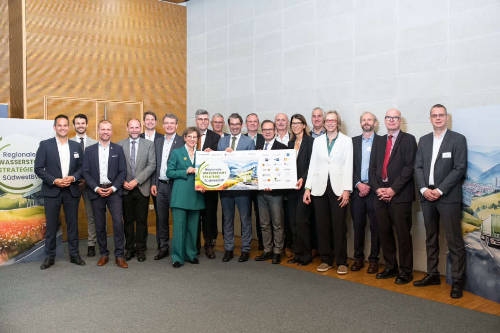 Symbolische Übergabe der Strategie von Landkreisen an Ministerium