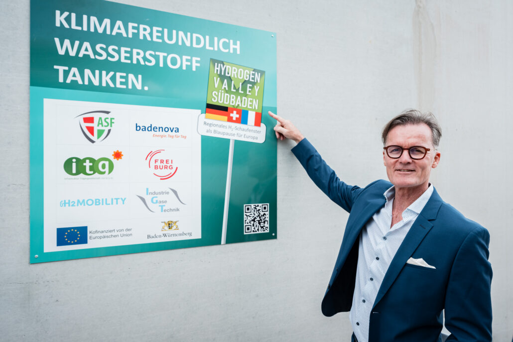  Dieter Sommerhalter, ITG, zeigt Plakat Hydrogen Valley Südbaden Projekt